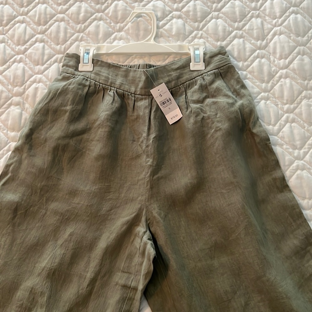 Cropped linen pant. Elastic waist. Olive Color